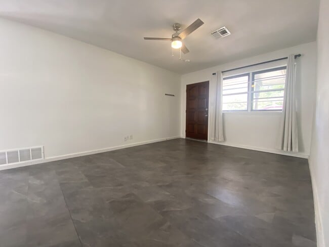Building Photo - 1714 Village Dr