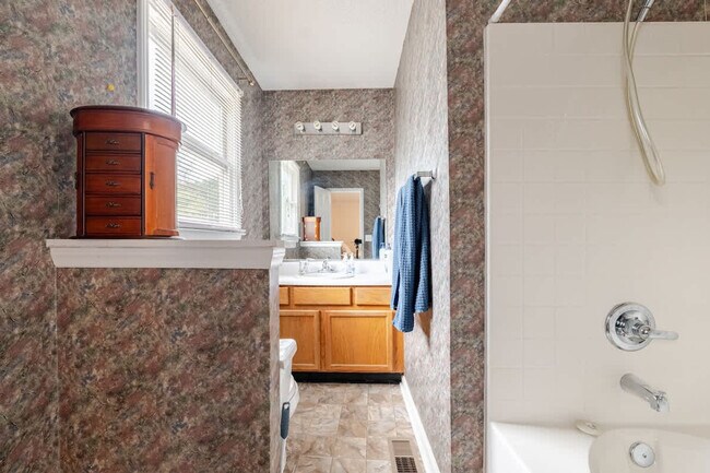 Building Photo - 305 Humble Rd