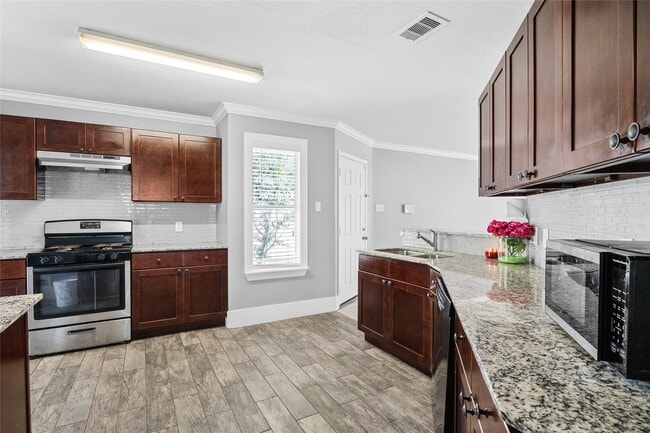 Building Photo - 2811 Oakland Brook St