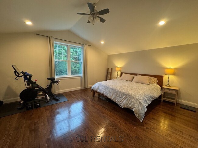 Building Photo - 10 Cypress Park