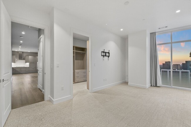 Building Photo - Stunning high rise unit in the affluent River Oaks District!