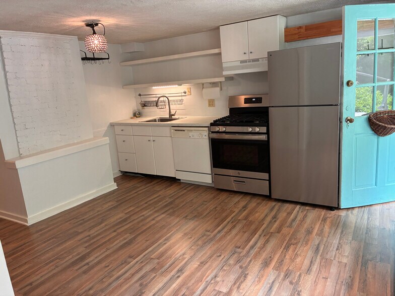 Building Photo - 4951 Lake Forrest Dr NW