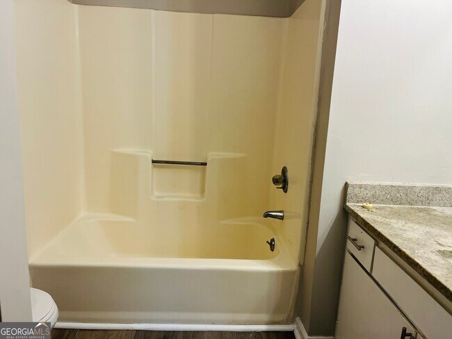 Building Photo - 907 Silverwood Dr