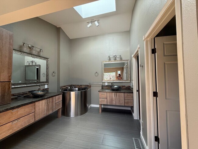 Building Photo - 5BD/4BA/3 car garage w Flat Yard Cheyenne ...