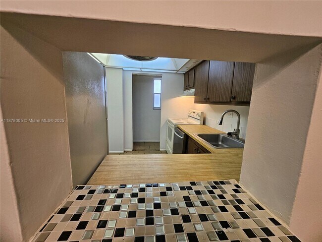 Building Photo - 7820 S Colony Cir