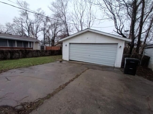 Building Photo - Cozy 2 bedroom 1 bathroom brick ranch