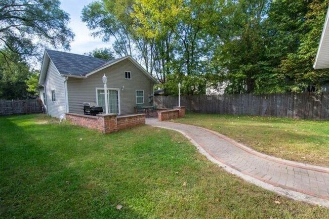 Building Photo - Fully Furnished 3 bed 2 bath home near Notre Dame