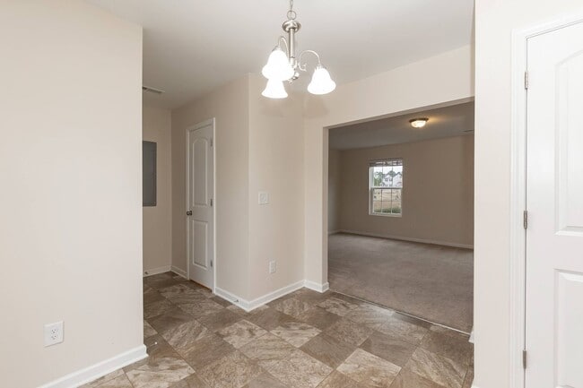 Building Photo - Move In Ready Lillington Home!