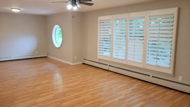 Building Photo - 3 Bed, 3 Bath with Downstairs Kitchenette ...