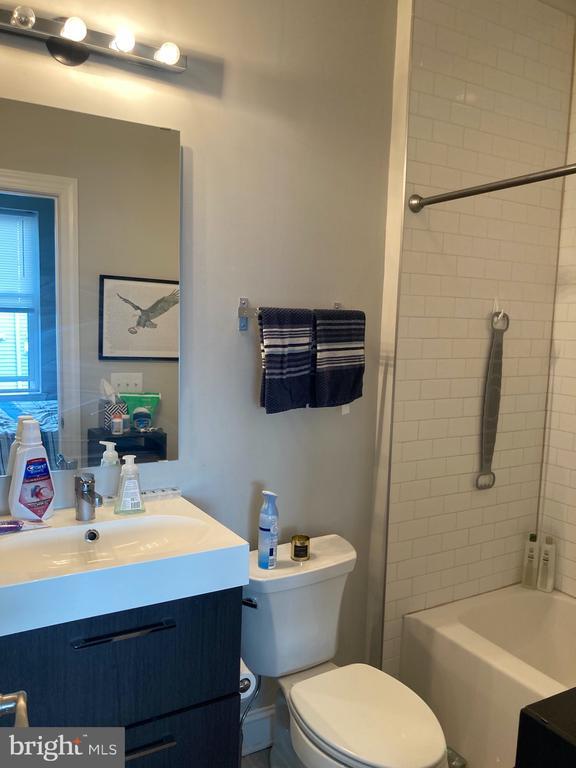 Building Photo - 1212 N Front St