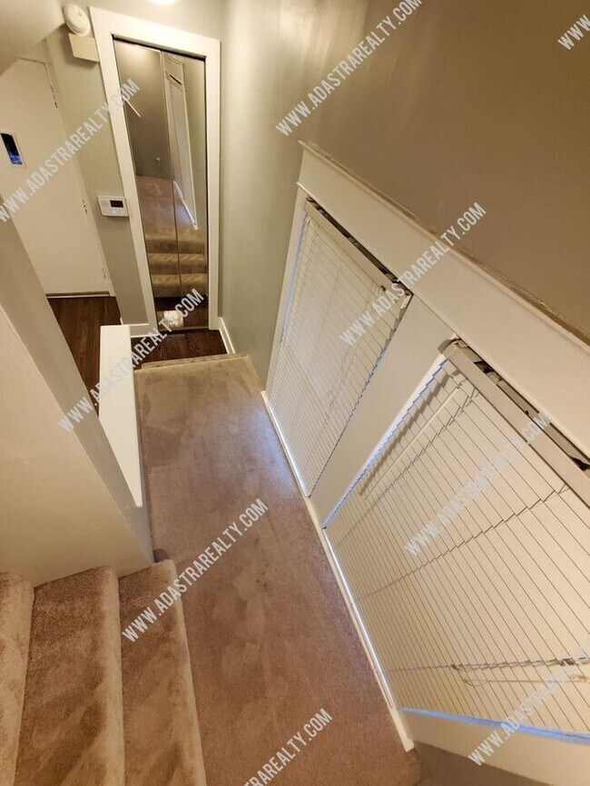 Building Photo - Beautiful Home in West Plaza-Available in AUGUST!!