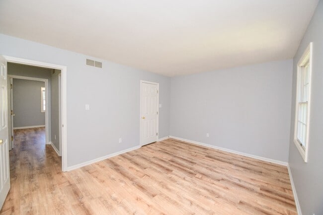 Building Photo - 5 bedroom / 2.5 bathroom Home for Rent in ...