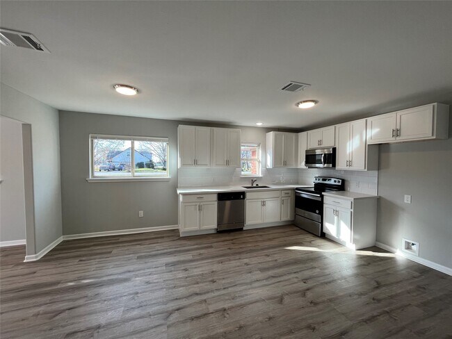 Primary Photo - 1942 Center St