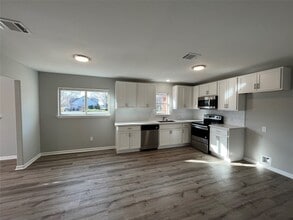 Building Photo - 1942 Center St