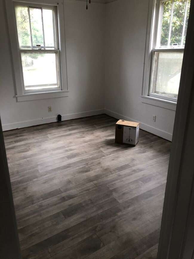 Building Photo - Charming Ranch