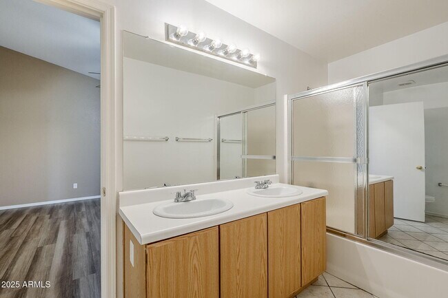 Building Photo - 2117 W Renaissance Ave