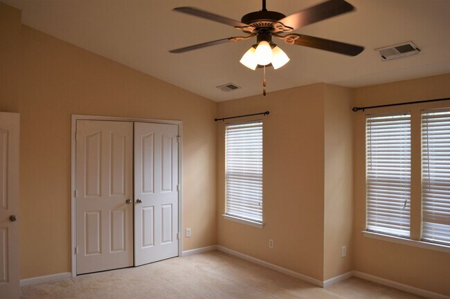 Building Photo - Beautiful Townhome - Great Location