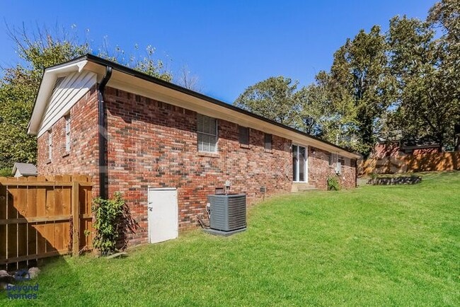 Building Photo - Beautifully Renovated 4 bedroom / 3 full bath with 1,691 sq feet of space!