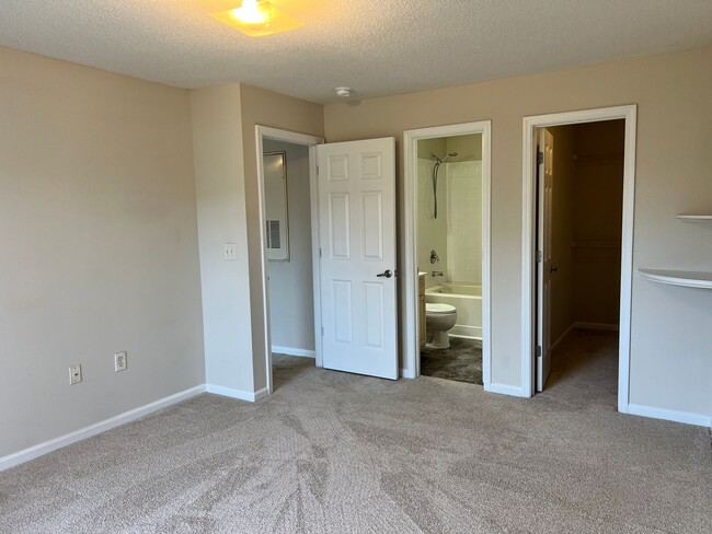 Building Photo - Gorgeous 2 bedroom unit in Broadway Station!