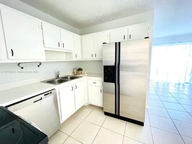 Building Photo - 4503 SE Ontario Dr