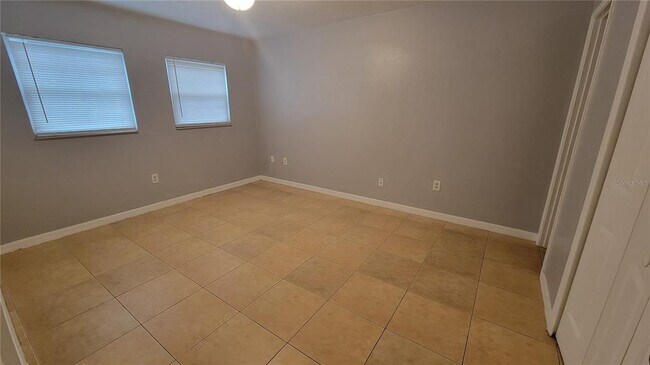 Building Photo - 863 Sky Lake Cir