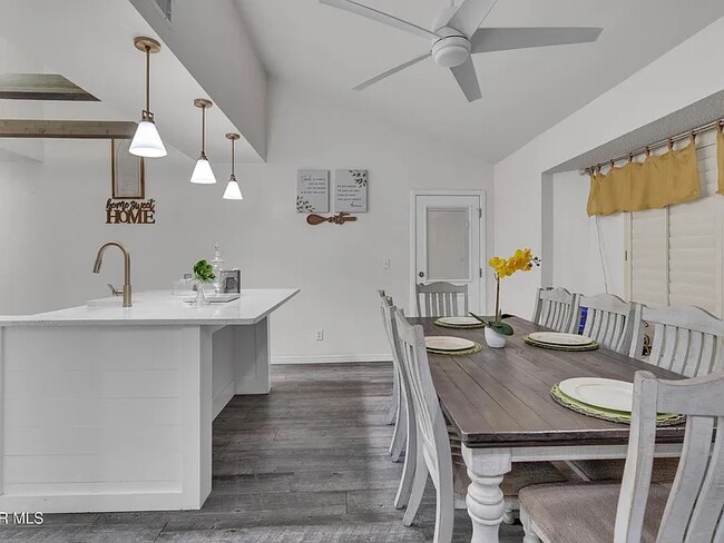 Building Photo - 5733 Saplinas Rd