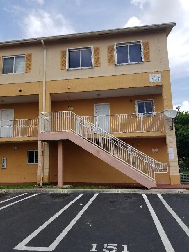 Building Photo - 6225 SW Kendale Lakes Cir
