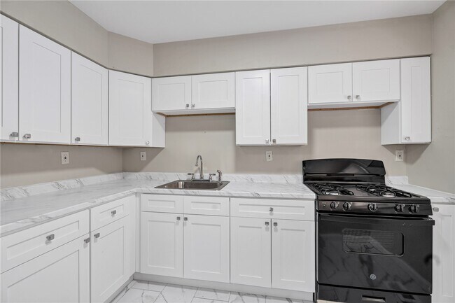 Building Photo - 9725 Medford Dr