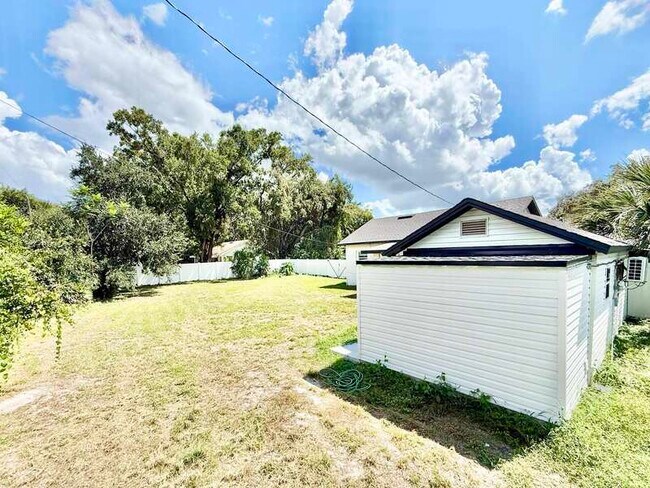 Building Photo - 1704 E Elm Rd