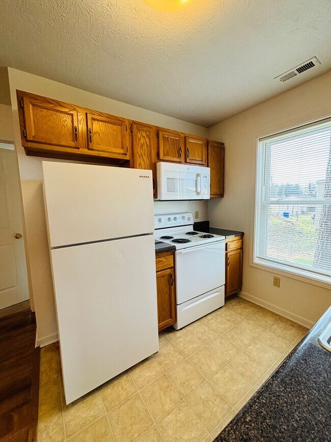 Building Photo - 205 Freestone Dr