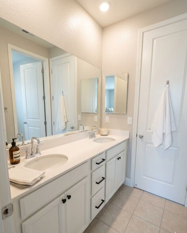 Building Photo - Pleasanton 4 Bed / 3 Bath, Top Rated Schools, Solar