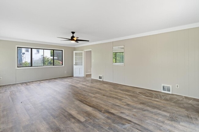 Building Photo - 1114 Roslyn Ave