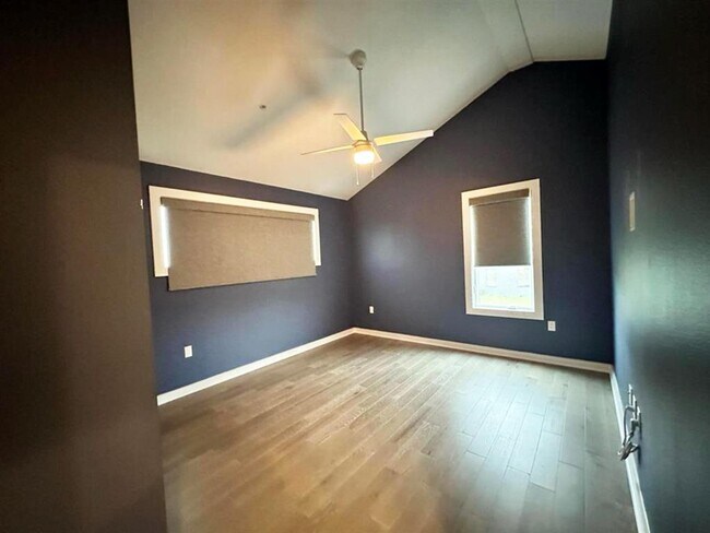 Building Photo - 1021 1/2 E 38th St