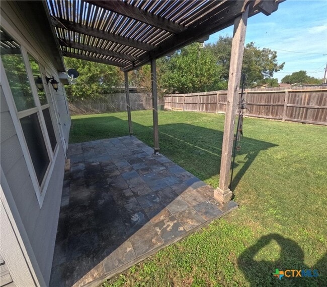 Building Photo - 2902 Lenora Dr