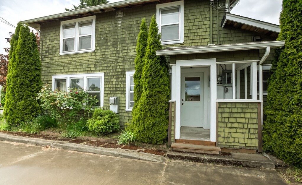 Side entrance - 353 Southwest B Avenue
