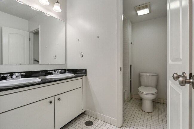 Building Photo - Newly Renovated 3BD/2BA Penthouse, 1/2 Block Off St Charles Ave. Private Roof Deck!