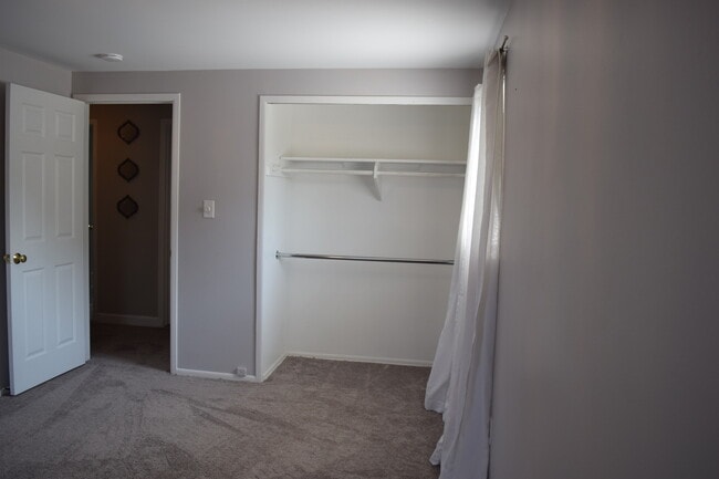 Building Photo - BEAUTIFULLY RENOVATED AND SPACIOUS COLONIA...