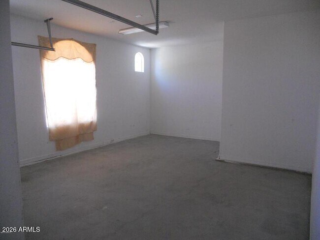 Building Photo - 2417 E Iris Dr