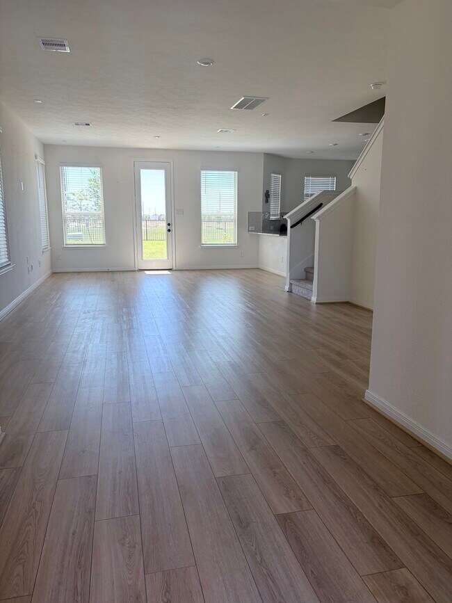 Building Photo - 4841 Sun Fls Dr