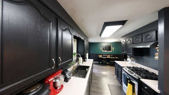 Building Photo - 5 Bed 2 Bath - Ideal for Group - Landscaping Included - Pet per Approval - NAS Whidbey