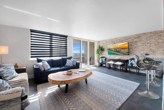 Building Photo - 2881 NE 33rd Ct