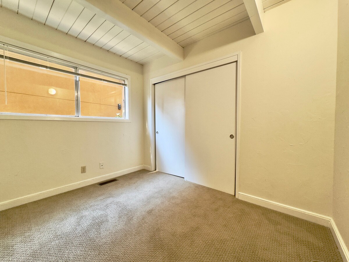 Building Photo - 6583 Valley View Rd