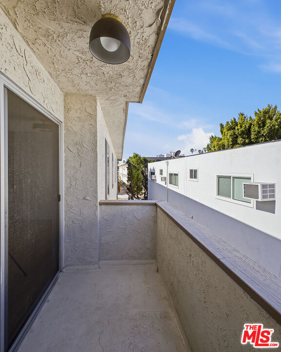 Building Photo - 1352 S Carmelina Ave