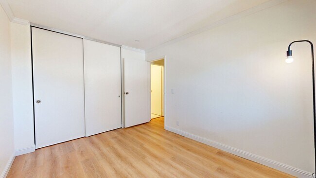 Building Photo - Beautiful 2 Bedroom Condo In Oakland!