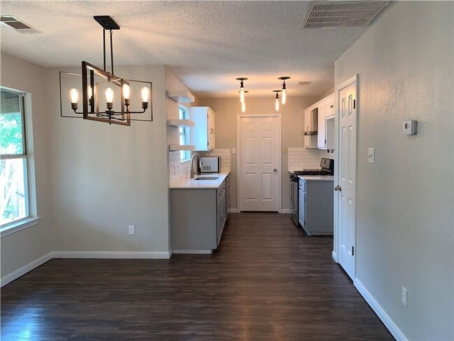 Building Photo - 2406 Stirrup Dr