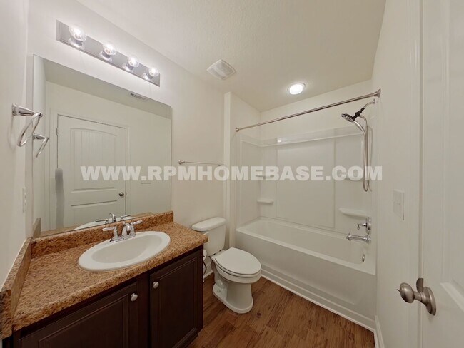 Building Photo - Modern 3-Bedroom Townhome with Stylish Upd...