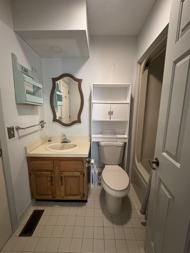 Building Photo - "Charming 2-Bedroom Condo with Cozy Fireplace in Hendersonville – 1603 Sq Ft of Comfort!"