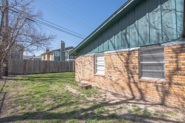 Building Photo - 418 Skyline Ave