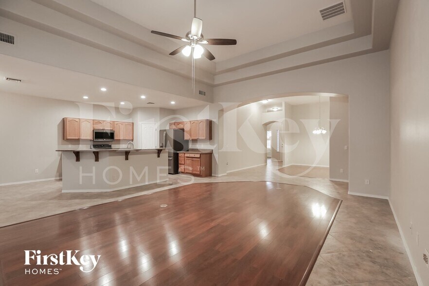 Building Photo - 1027 W Samantha Way
