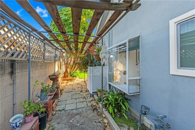 Building Photo - 6682 Alexandria Dr